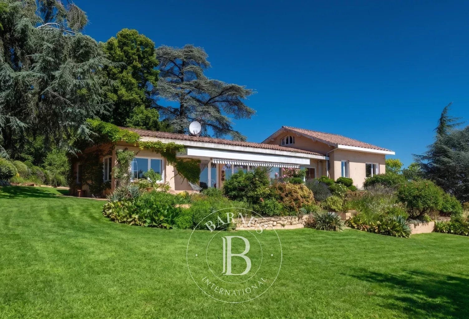 LENTILLY - Maison de 255 m² - 5 chambres - Parc de 8635  m² - Piscine , 1 véranda, garage double -  1 Cave — photo 1
