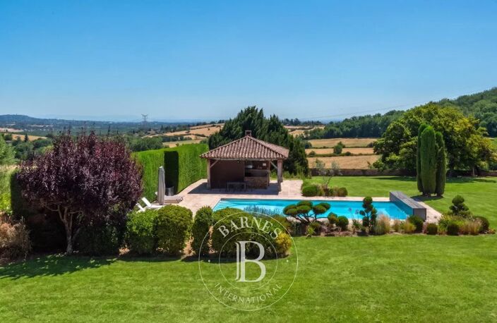 LENTILLY - Maison de 255 m² - 5 chambres - Parc de 8635  m² - Piscine , 1 véranda, garage double -  1 Cave — photo 2