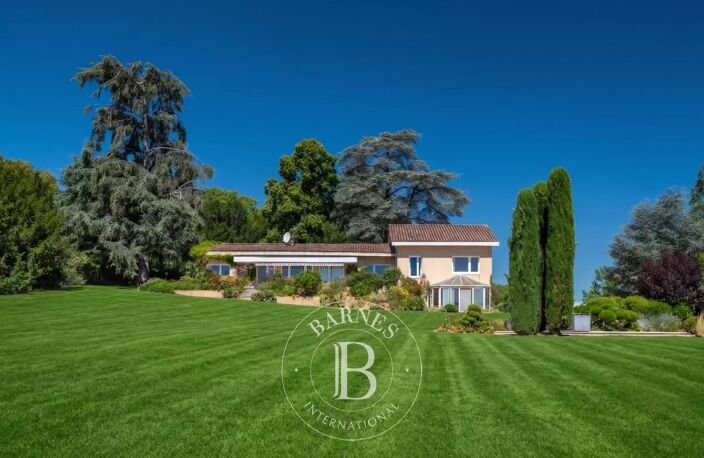 LENTILLY - Maison de 255 m² - 5 chambres - Parc de 8635  m² - Piscine , 1 véranda, garage double -  1 Cave — photo 4