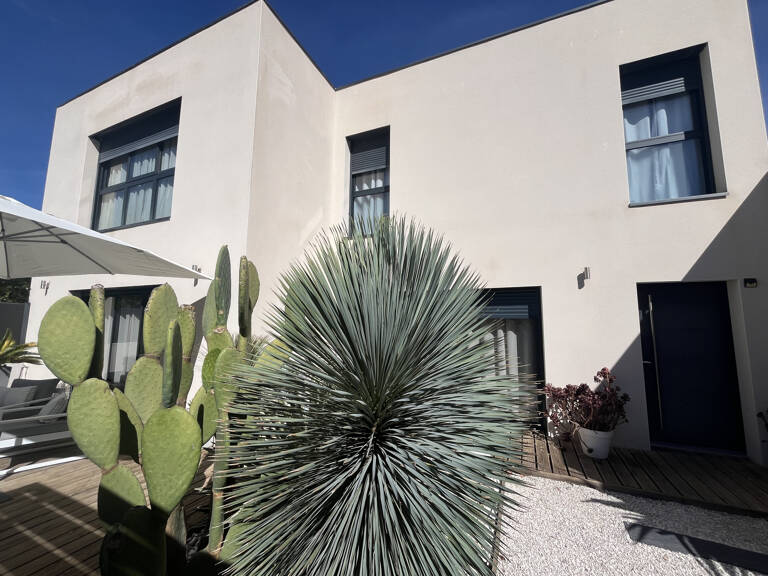 NIMES TOUR MAGNE-EXCLUSIVITE- Maison de ville contemporaine — photo 1