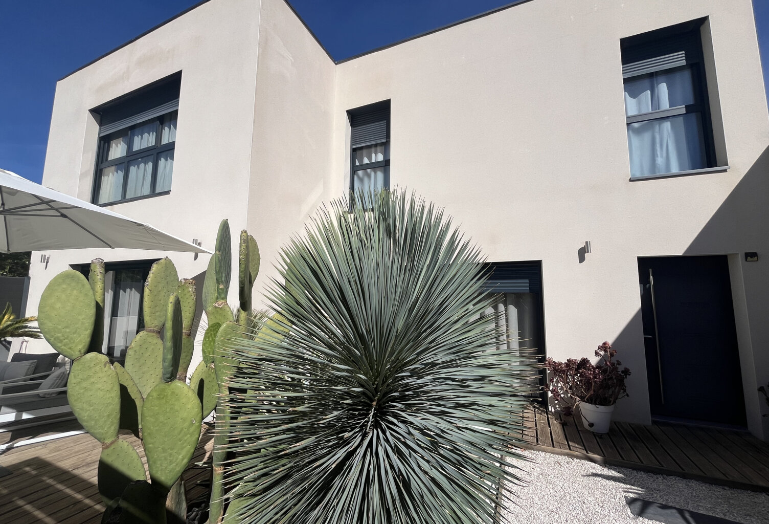 NIMES TOUR MAGNE-EXCLUSIVITE- Maison de ville contemporaine — photo 1