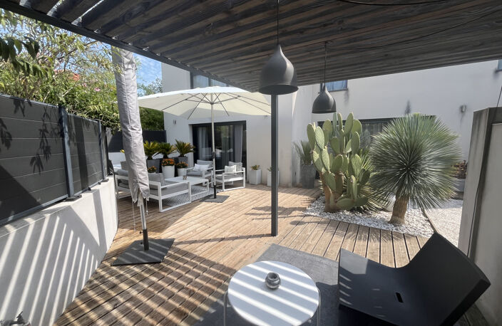 NIMES TOUR MAGNE-EXCLUSIVITE- Maison de ville contemporaine — photo 3