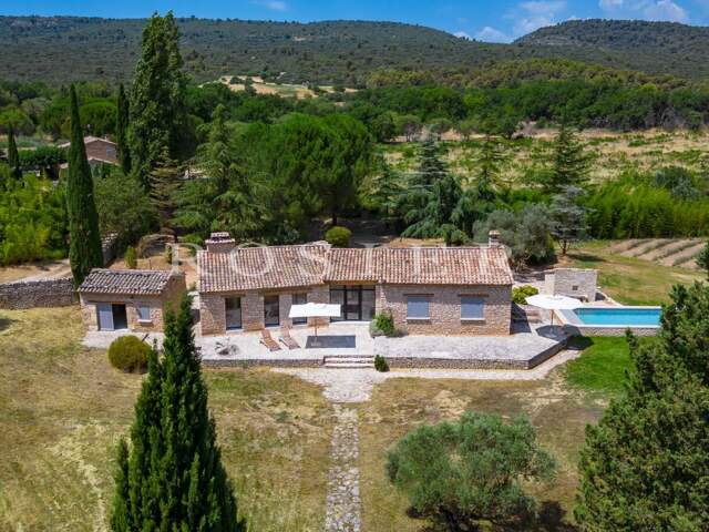 Maison en pierre rénovée avec piscine et jardin paysager à Gorde — photo du bien