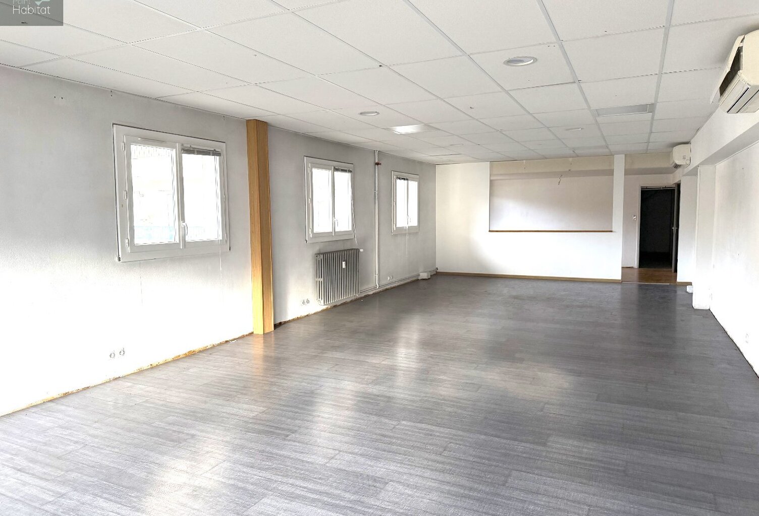 Local à usage de bureaux de 123 m² avec parking privé — photo 1