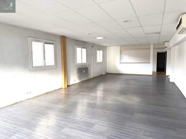 Local à usage de bureaux de 123 m² avec parking privé — photo du bien