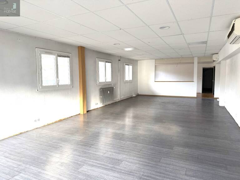 Local à usage de bureaux de 123 m² avec parking privé — photo 1