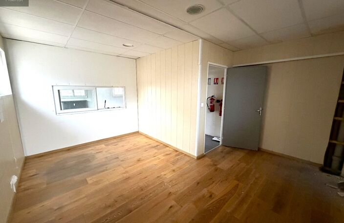 Local à usage de bureaux de 123 m² avec parking privé — photo 3