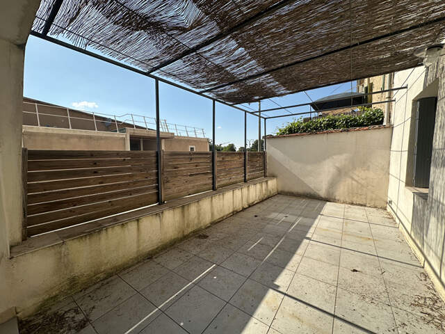 Vente en exclusivité à Meyrargues Aix nord LC Gestion vous propose un appartement de type 2/3 avec terrasse, cave et garage — photo du bien