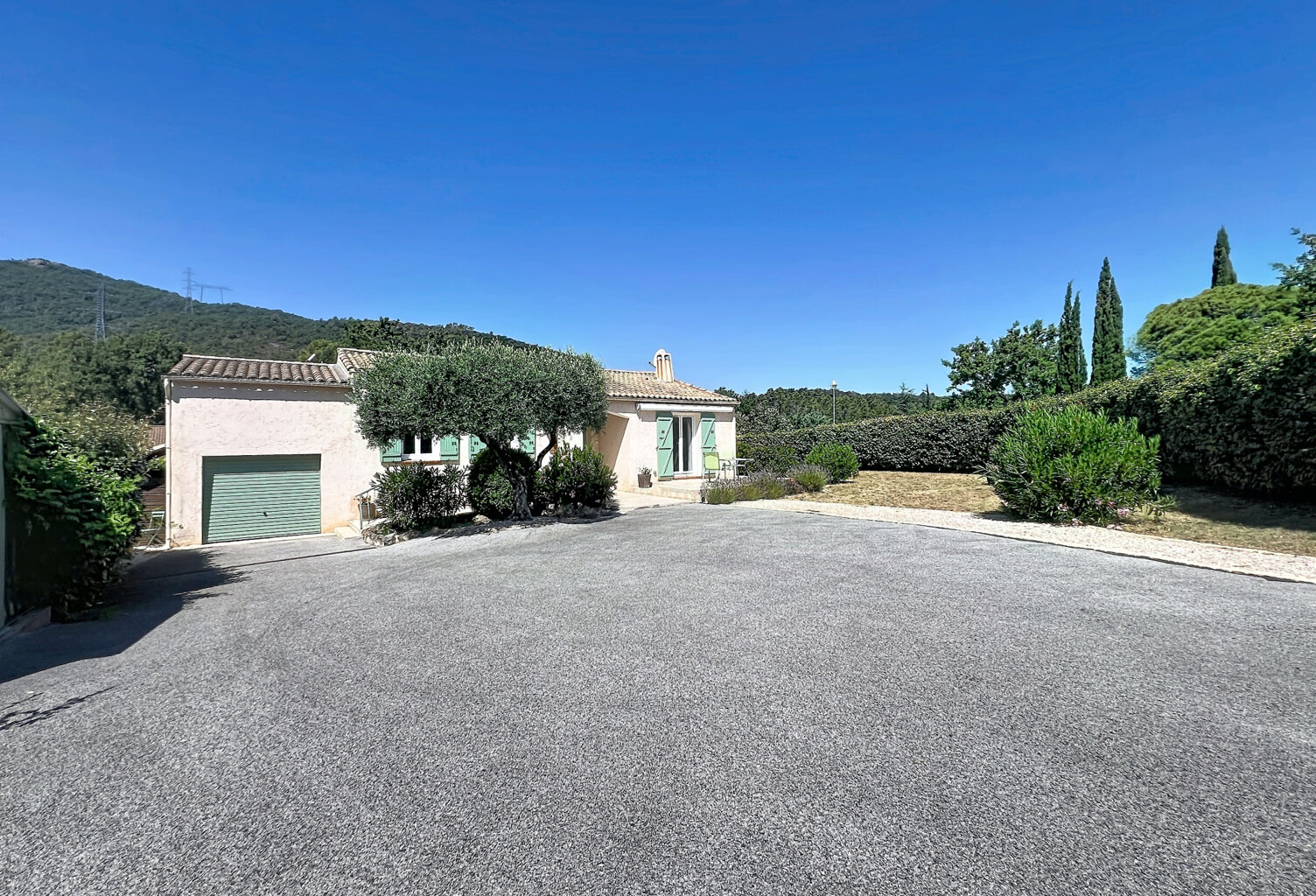 VENTE - BAGNOLS EN FORET - Villa de plain pied de 77m2 sur un terrain de 1287m2 — photo 1