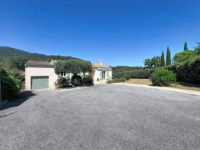 VENTE - BAGNOLS EN FORET - Villa de plain pied de 77m2 sur un terrain de 1287m2 — photo du bien