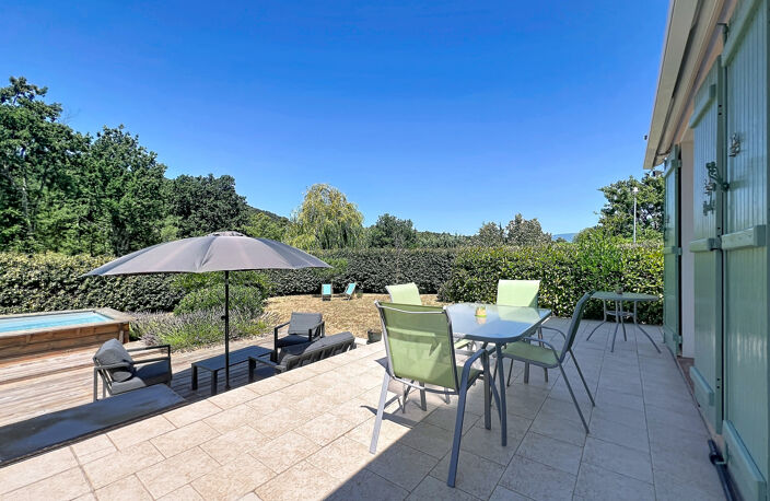 VENTE - BAGNOLS EN FORET - Villa de plain pied de 77m2 sur un terrain de 1287m2 — photo 2