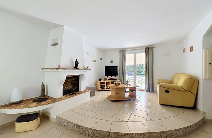 VENTE - BAGNOLS EN FORET - Villa de plain pied de 77m2 sur un terrain de 1287m2 — photo 3