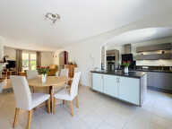 VENTE - BAGNOLS EN FORET - Villa de plain pied de 77m2 sur un terrain de 1287m2 — photo 4