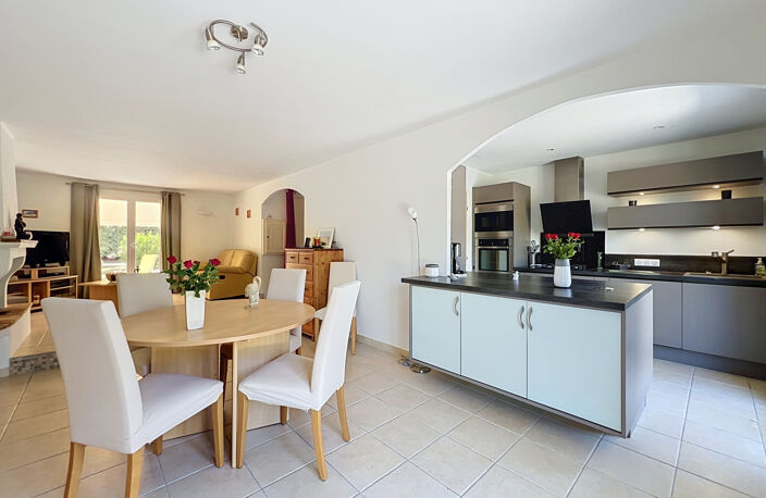 VENTE - BAGNOLS EN FORET - Villa de plain pied de 77m2 sur un terrain de 1287m2 — photo 4