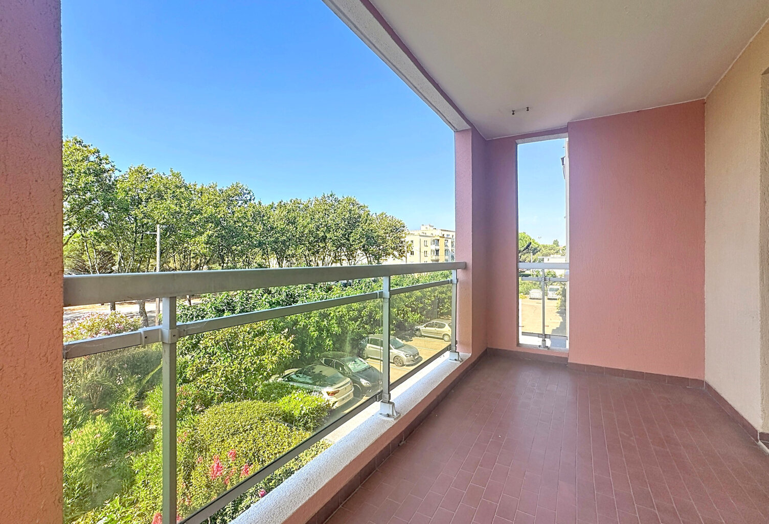 VENTE - FREJUS - T2 DE 47.53M2 AVEC TERRASSE PARKING ET CAVE PROCHE PLAGES ET CENTRE — photo 1