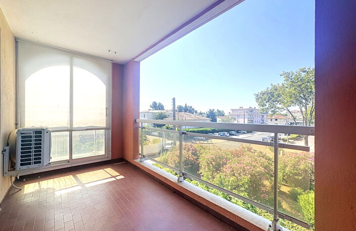 VENTE - FREJUS - T2 DE 47.53M2 AVEC TERRASSE PARKING ET CAVE PROCHE PLAGES ET CENTRE — photo 2