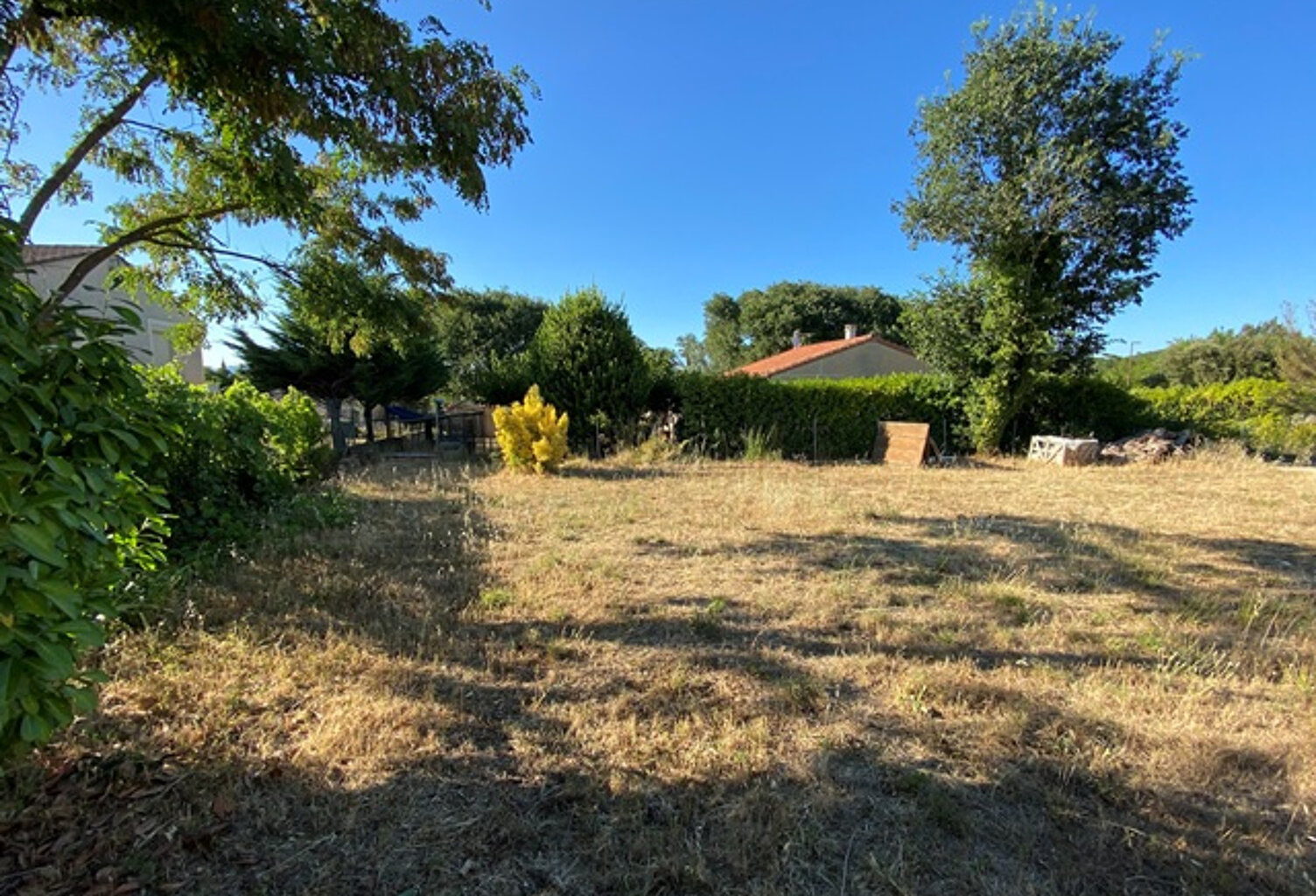Terrain constructible 598 m2 dans un quartier résidentiel — photo 1