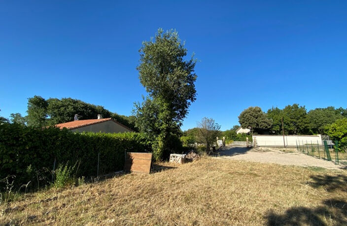 Terrain constructible 598 m2 dans un quartier résidentiel — photo 2