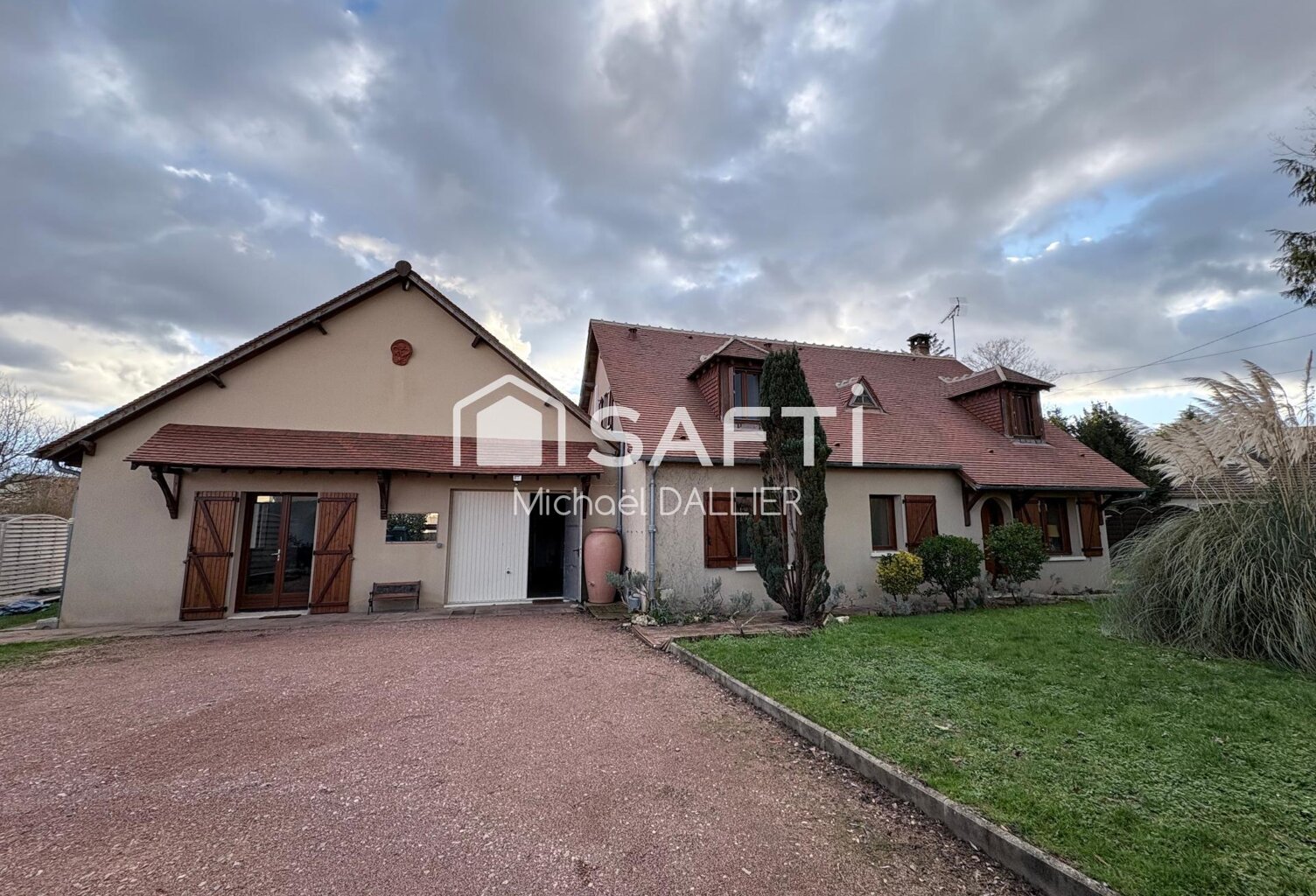 MAISON T8 DE 212m2 AVEC 5 CHAMBRES ET GARAGE. — photo 1