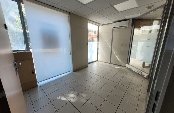 Local commercial — photo 2