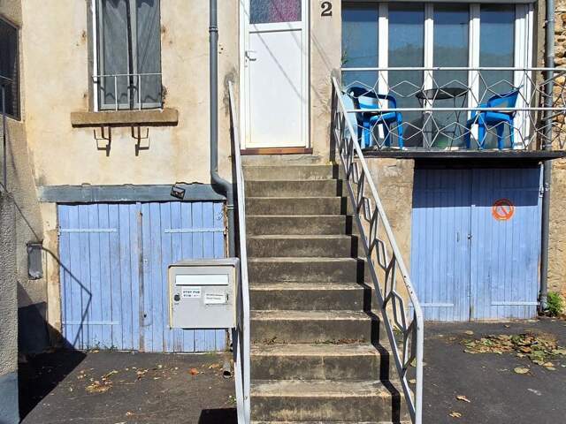 Maison de bourg avec balcon et dépendances — photo du bien