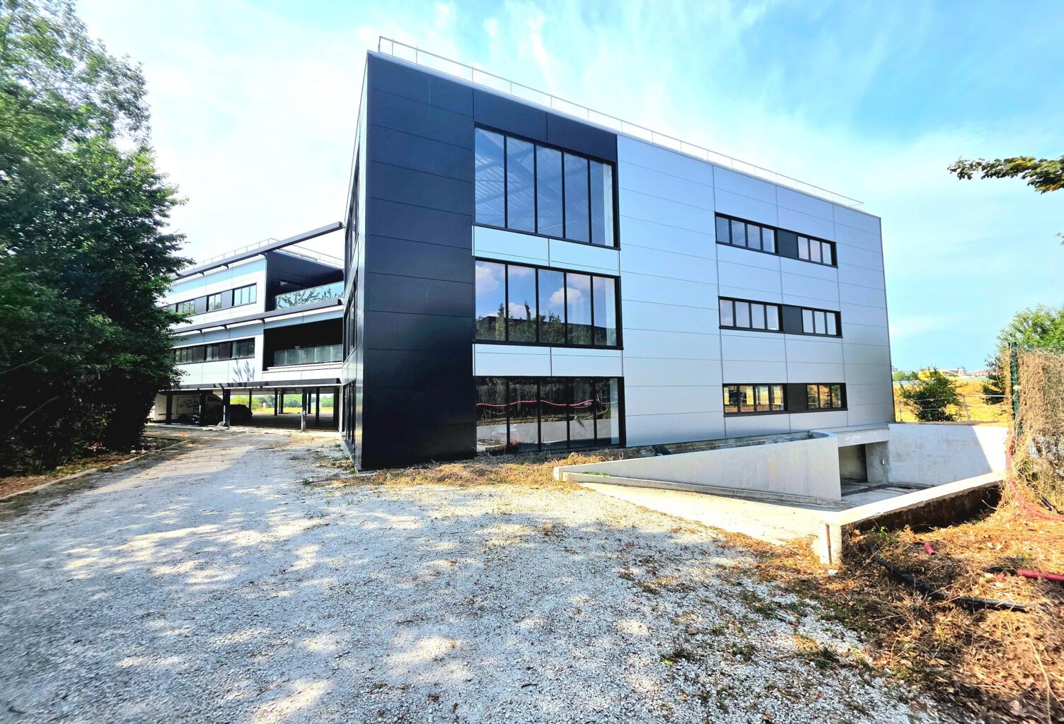 MUR COMMERCIAUX 2500 M2 +5000 M2 TERRAINS — photo 1