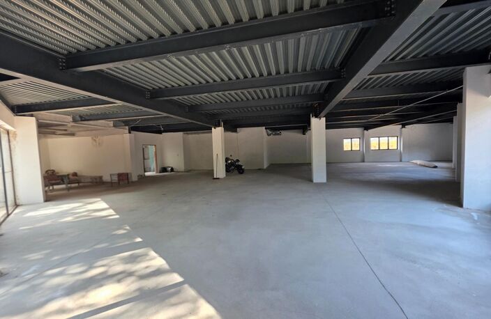 MUR COMMERCIAUX 2500 M2 +5000 M2 TERRAINS — photo 2