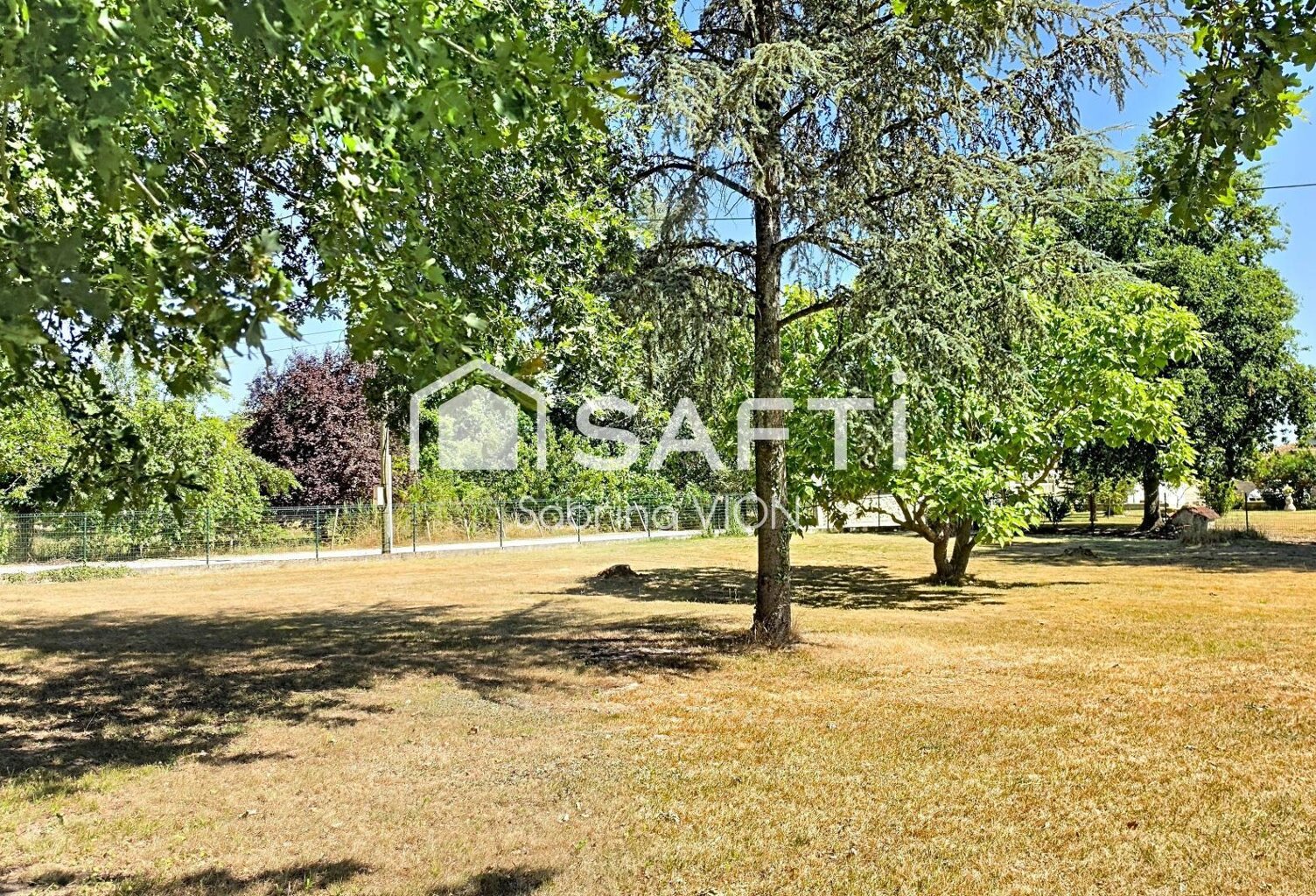 TERRAIN PLAT ET CLOTURE — photo 1
