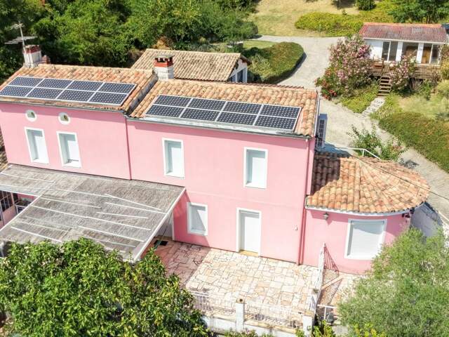 TRES BELLE MAISON ATYPIQUE ! — photo du bien