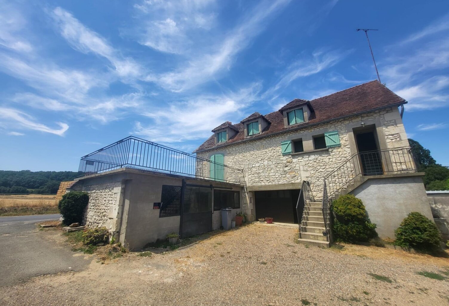 Maison familial, 3 chambres, 5330m2 de terrain avec dependance de 90m2 habitable. — photo 1