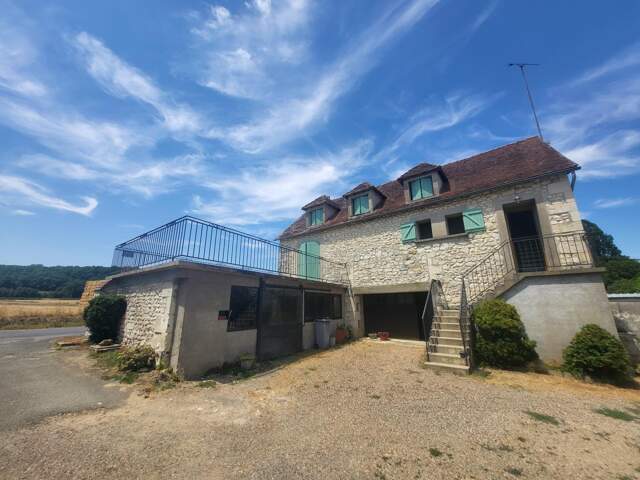 Maison familial, 3 chambres, 5330m2 de terrain avec dependance de 90m2 habitable. — photo du bien
