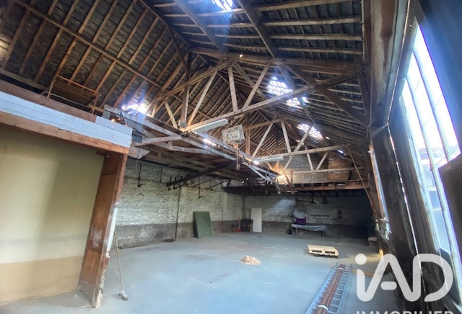 Vente Garage 400 m&sup2; — photo 1