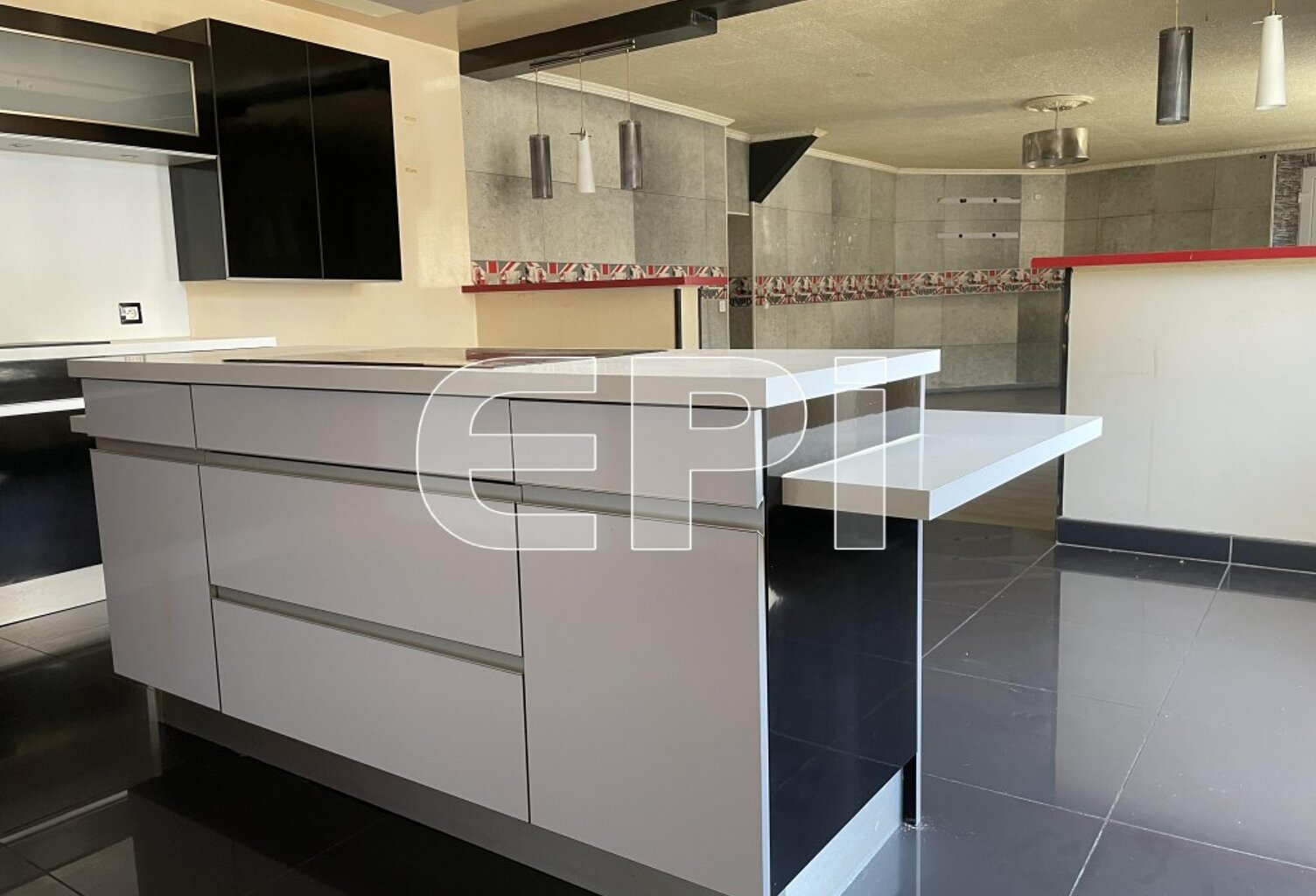 Réf 6391<br>BRESSUIRE COEUR DE VILLE. <br>Maison sur 2 niveaux. — photo 1