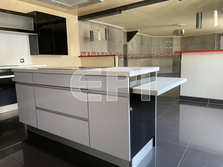 Réf 6391<br>BRESSUIRE COEUR DE VILLE. <br>Maison sur 2 niveaux. — photo 1