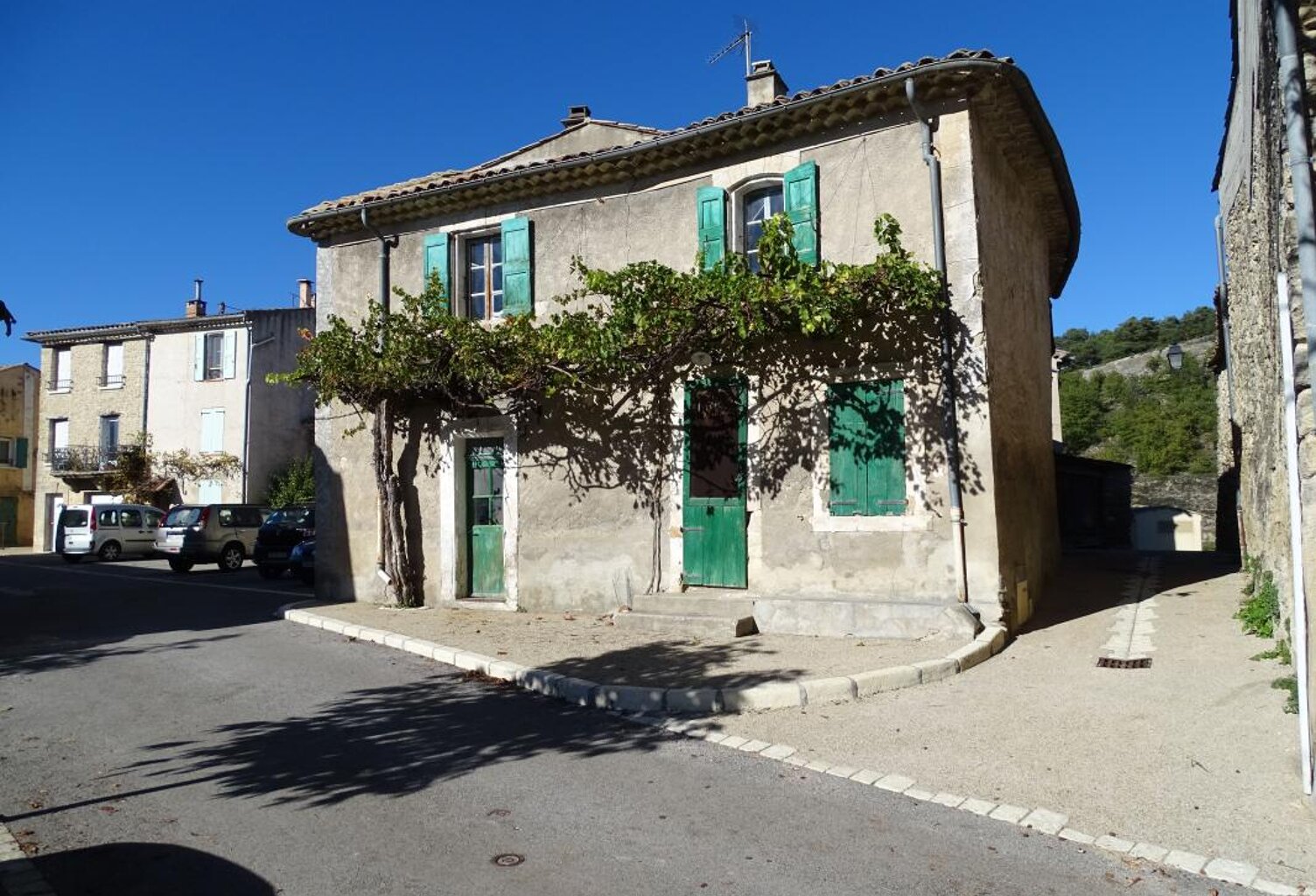 Exclusivité, Niozelles à 5 minutes de Forcalquier - Ancien bar du village — photo 1