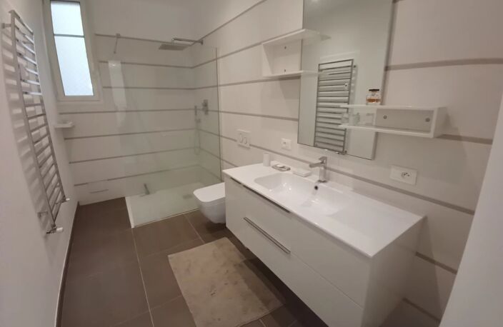 APPARTEMENT DE CARACTÈRE EN REZ-DE-JARDIN — photo 5