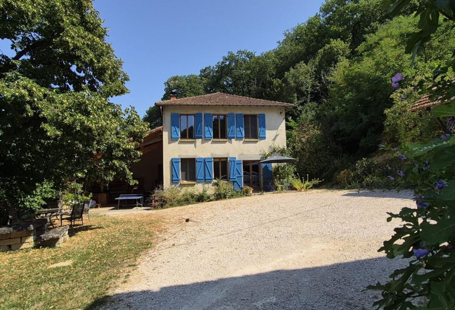 À vendre dans le Gers, proche de Castelnau-Magnoac: Maison gasconne dotée d'une cuisine d'été spacieuse, balcon-terrasse, granges et de parcelles boisées, sur un terrain de 24 772 m² (2,4ha). Situation calme, belles vues des montagnes — photo 1