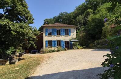 À vendre dans le Gers, proche de Castelnau-Magnoac: Maison gasconne dotée d'une cuisine d'été spacieuse, balcon-terrasse, granges et de parcelles boisées, sur un terrain de 24 772 m² (2,4ha). Situation calme, belles vues des montagnes — photo du bien