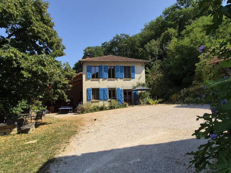 À vendre dans le Gers, proche de Castelnau-Magnoac: Maison gasconne dotée d'une cuisine d'été spacieuse, balcon-terrasse, granges et de parcelles boisées, sur un terrain de 24 772 m² (2,4ha). Situation calme, belles vues des montagnes — photo 1
