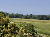 À vendre dans le Gers, proche de Castelnau-Magnoac: Maison gasconne dotée d'une cuisine d'été spacieuse, balcon-terrasse, granges et de parcelles boisées, sur un terrain de 24 772 m² (2,4ha). Situation calme, belles vues des montagnes — photo 2