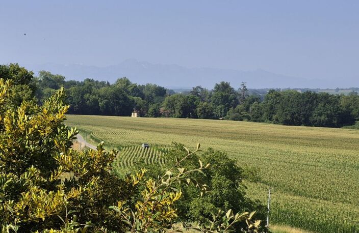 À vendre dans le Gers, proche de Castelnau-Magnoac: Maison gasconne dotée d'une cuisine d'été spacieuse, balcon-terrasse, granges et de parcelles boisées, sur un terrain de 24 772 m² (2,4ha). Situation calme, belles vues des montagnes — photo 2