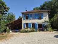 À vendre dans le Gers, proche de Castelnau-Magnoac: Maison gasconne dotée d'une cuisine d'été spacieuse, balcon-terrasse, granges et de parcelles boisées, sur un terrain de 24 772 m² (2,4ha). Situation calme, belles vues des montagnes — photo 3