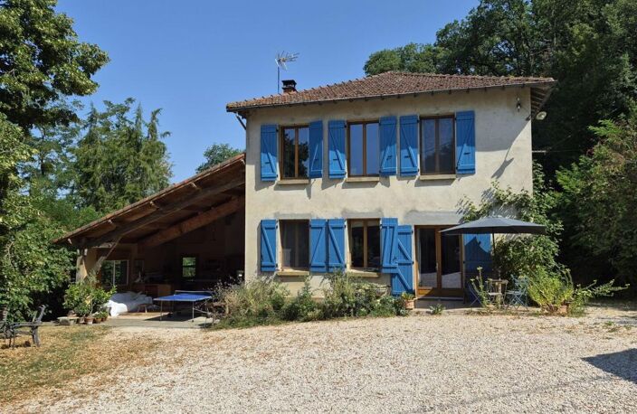 À vendre dans le Gers, proche de Castelnau-Magnoac: Maison gasconne dotée d'une cuisine d'été spacieuse, balcon-terrasse, granges et de parcelles boisées, sur un terrain de 24 772 m² (2,4ha). Situation calme, belles vues des montagnes — photo 3