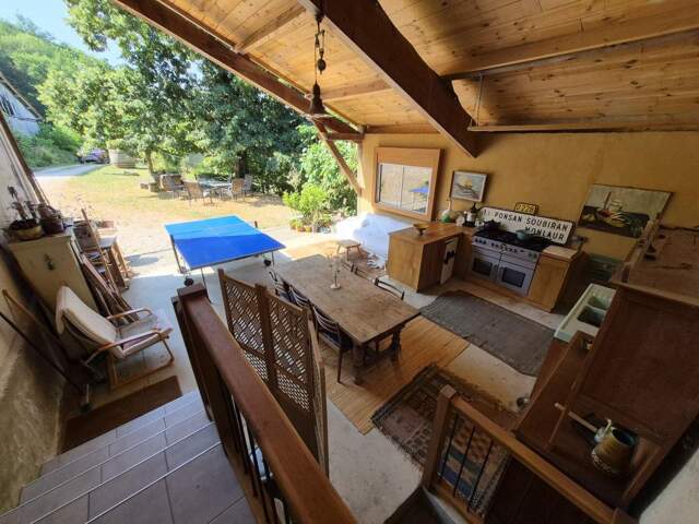 À vendre dans le Gers, proche de Castelnau-Magnoac: Maison gasconne dotée d'une cuisine d'été spacieuse, balcon-terrasse, granges et de parcelles boisées, sur un terrain de 24 772 m² (2,4ha). Situation calme, belles vues des montagnes — photo du bien