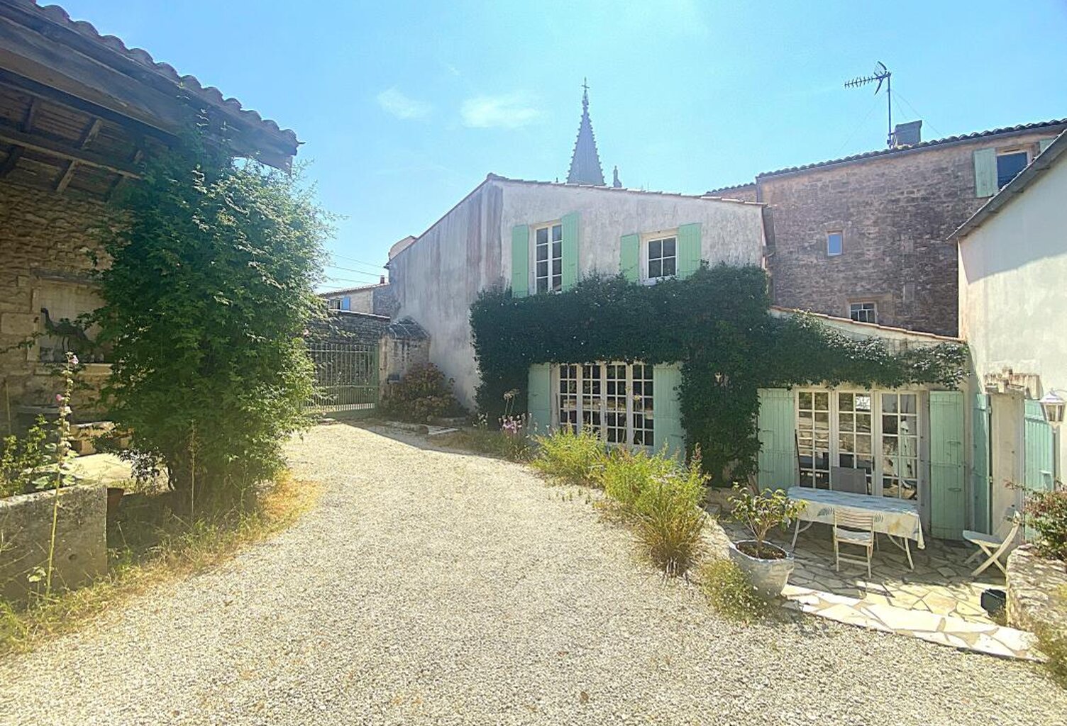 Pont l'Abbé d'Arnoult, maison de caractère, avec terrasse, stationnement aérien et couvert — photo 1