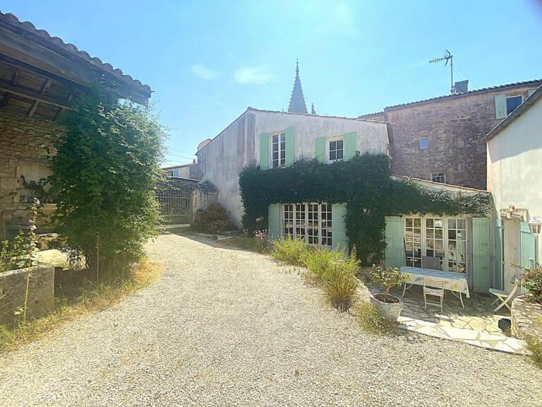 Pont l'Abbé d'Arnoult, maison de caractère, avec terrasse, stationnement aérien et couvert — photo 1
