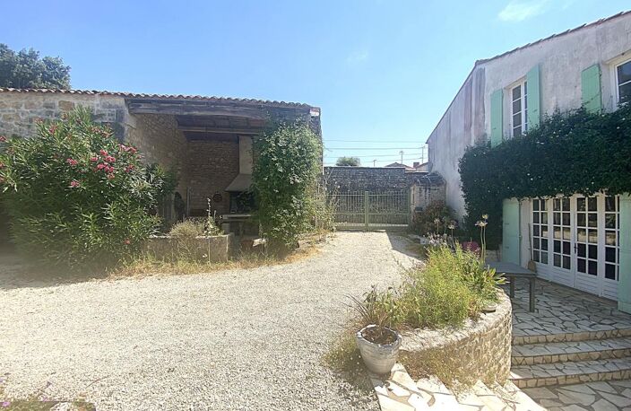 Pont l'Abbé d'Arnoult, maison de caractère, avec terrasse, stationnement aérien et couvert — photo 2