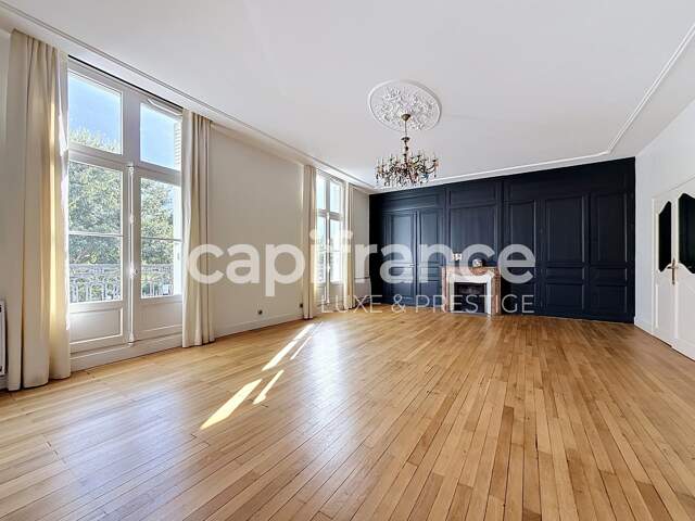 Appartement 167 m2 avec rez-de-jardin et parking, tout proche de Tours — photo du bien