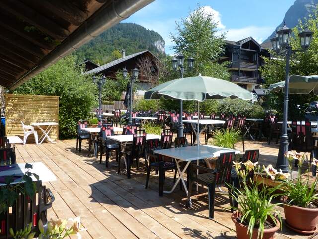 Murs commerciaux, Fonds de commerce, et appartement T5 à vendre SAMOENS (74) — photo du bien