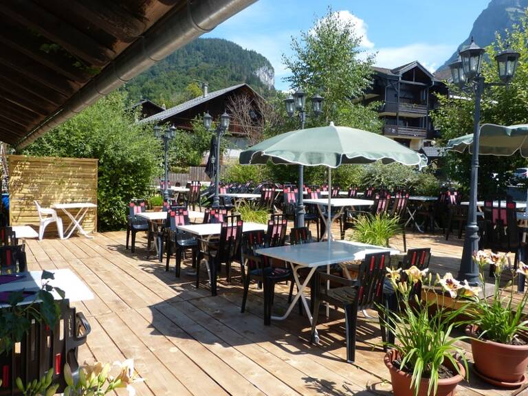 Murs commerciaux, Fonds de commerce, et appartement T5 à vendre SAMOENS (74) — photo 1